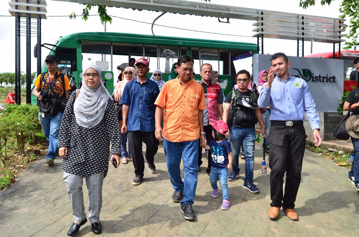 mardimalaysia's tweet photo. Teruja! 😘DS @shaberyc &amp; rombongan dibawa melawat ke Laman #GardenDistrict yang bakal menggamit pengunjung pada #MAHA2016 nanti. #betterMARDI https://t.co/prlE9HsJK1