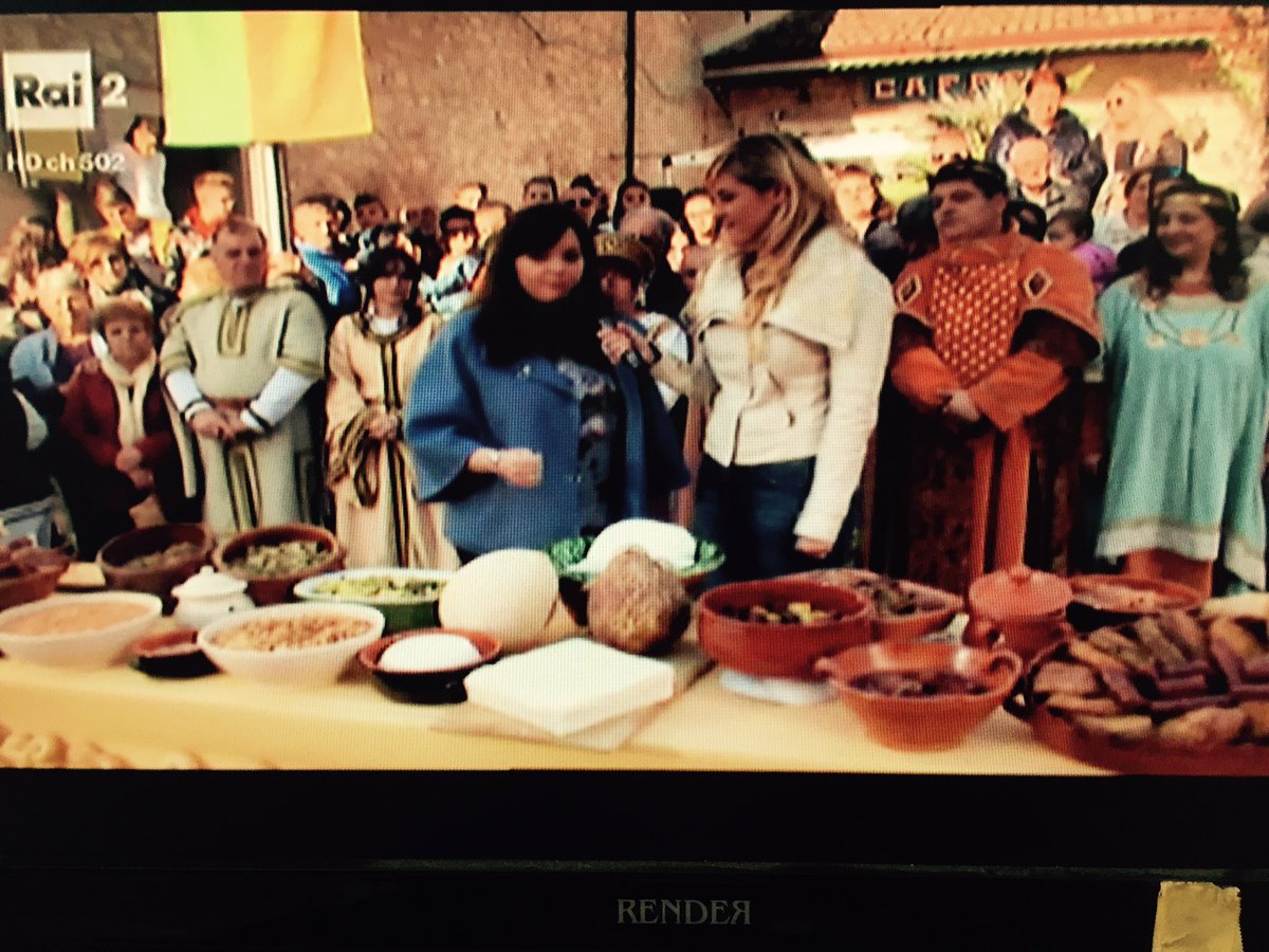 IlMattinoFoggia's tweet photo. #cicatelli #torcinelli e... che ve lo diciamo a fare qual è il ben di Dio sulla tavola di @Manilanazzaro quando sta a #Foggia https://t.co/zGinO3F2DL