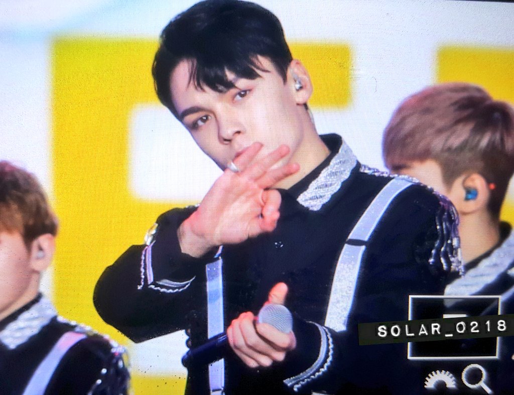 solar_0218's tweet photo. 161127 #버논 #세븐틴 🌸🌹🌸🌹🌸🌹🌸🌹🌸🌹 https://t.co/Le7kBHYbqx