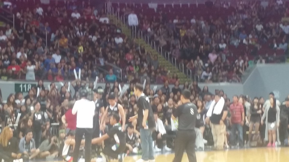 starmagicphils's tweet photo. Daniel makes 2pts but sprains his foot #KapamilyaPlayOffs https://t.co/rXnTujIU4P