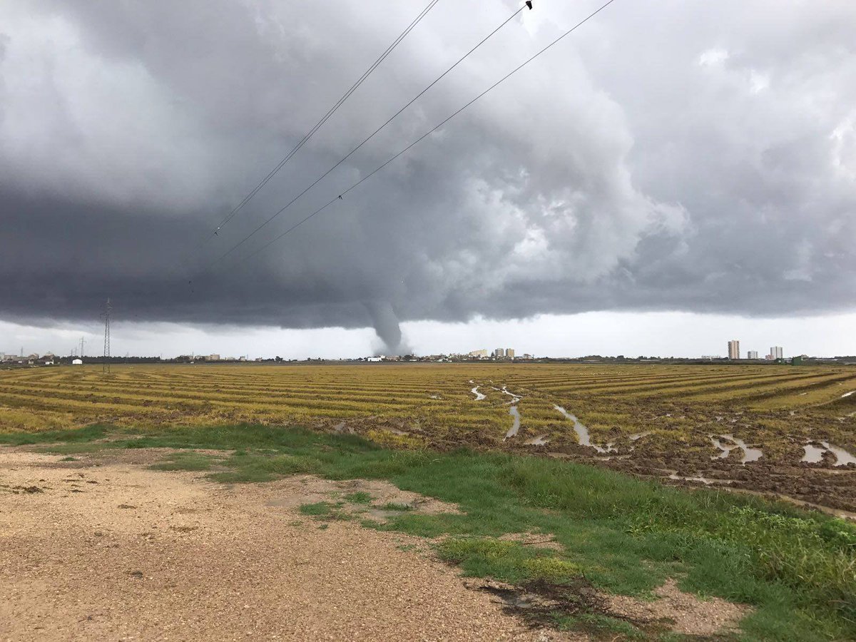 Infinitat d'imatges captades este matí de la #mànega d'aigua de #Sueca (#València), no hi ha constància de que haja penetrat terra endins