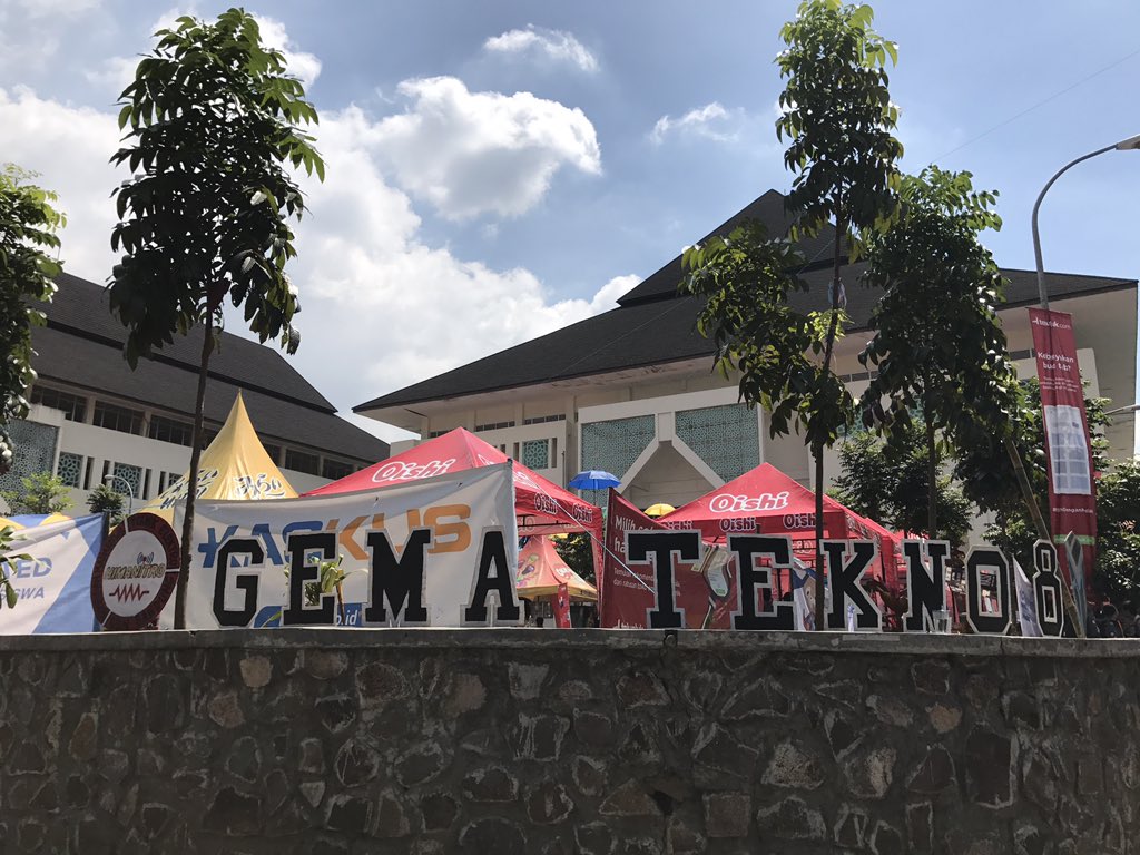 Telunjukdotcom's tweet photo. Untuk Tekno Musik hari ini akan ada @tulusm @FiersaBesari dan band2 lainnya #MilihDenganMudah #GemaTekno8 https://t.co/9037V83P5T