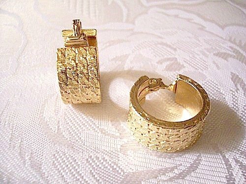jewelrytreasure's tweet image. Monet Chain Link Hoops Clip On Earrings Gold or Silve… tuppu.net/1b8ecdc7 #PrettyVintiqueJewels #CurbLinkChains