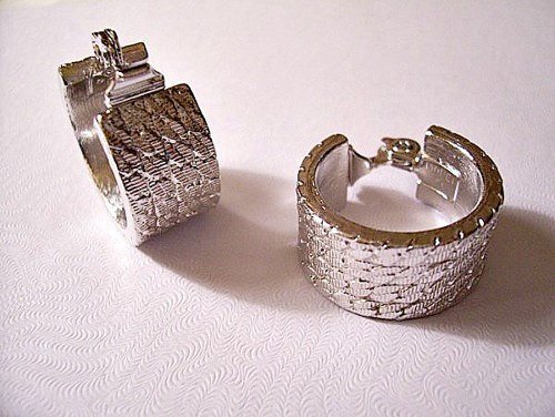 jewelrytreasure's tweet image. Monet Chain Link Hoops Clip On Earrings Gold or Silve… tuppu.net/1b8ecdc7 #PrettyVintiqueJewels #CurbLinkChains