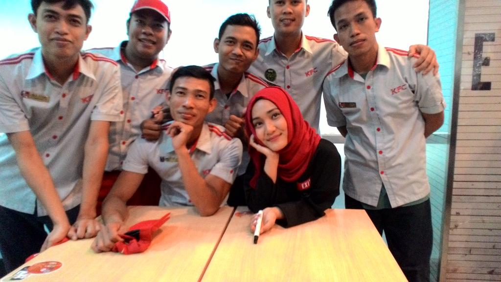 Manis nyaaaa 😍😍 <a href="/FatinSL/">Fatin Shidqia Lubis</a> lg fotbar bareng karyawan2 kfc dermaga <a href="/SonyMusicID/">Sony Music Indonesia</a>