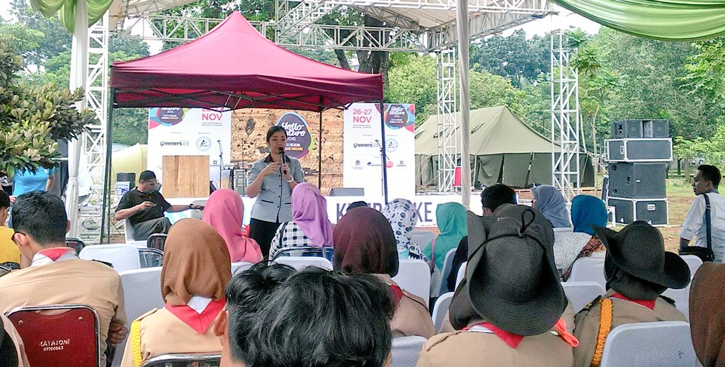 hellonatureID's tweet photo. ngobrol bareng kakak cantik dari @tehbotolsosroID 👸👸 Kesegaran yang tak ada duaaa ~ Teh Botol Sosroooo 🎶🎶

#HelloNature2016 #Greeners https://t.co/NYCvRm0MJC