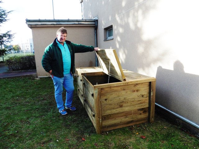 JardinsCurvaVia's tweet photo. @JMacret 
Composteurs installés résidence Les Olympiades
#Courbevoie #recyclage #compostage @DesVersPourTous https://t.co/2WJSpD2PHU