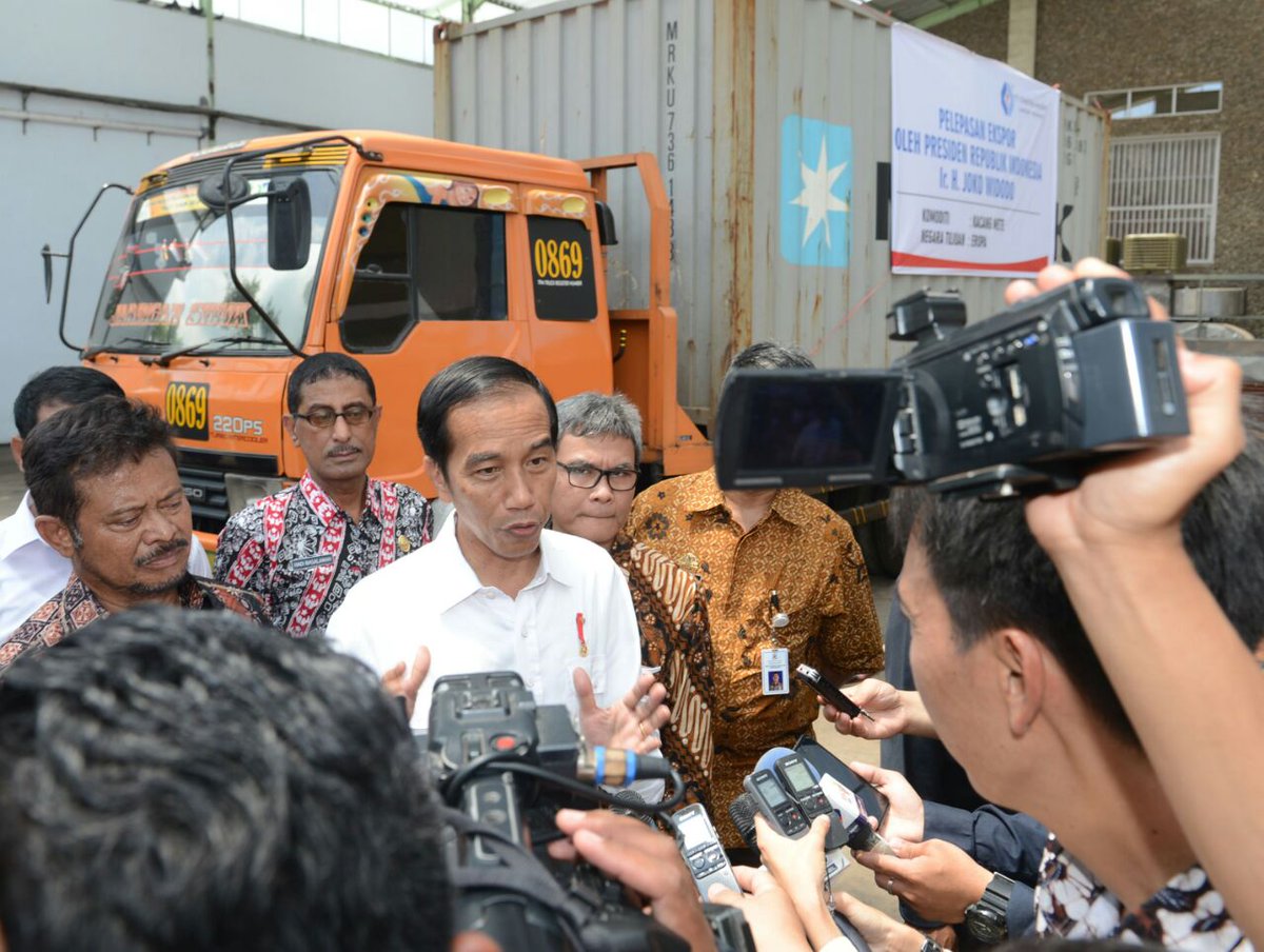KSPgoid's tweet photo. 3. Presiden @jokowi: Macam-macam. Ada dari profesional, peneliti, ada yang karir dari Deplu, mantan menteri, ada dari Setpres #CalonDubes https://t.co/UYteq5MQhE