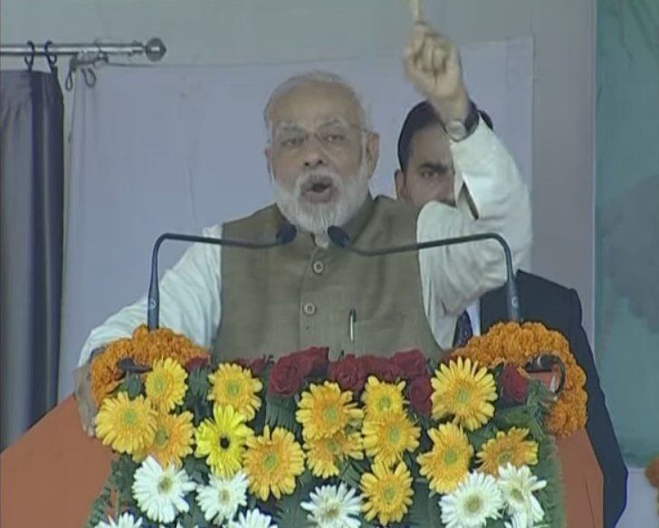 BJP4India's tweet photo. केंद्र में ऐसी सरकार है जो समस्याओं का सामना करना के लिए हमेशा तैयार रहती है, और जनता के साथ हमेशा खड़ी रहती है : पीएम नरेन्द्र मोदी https://t.co/RTcsroeVtF