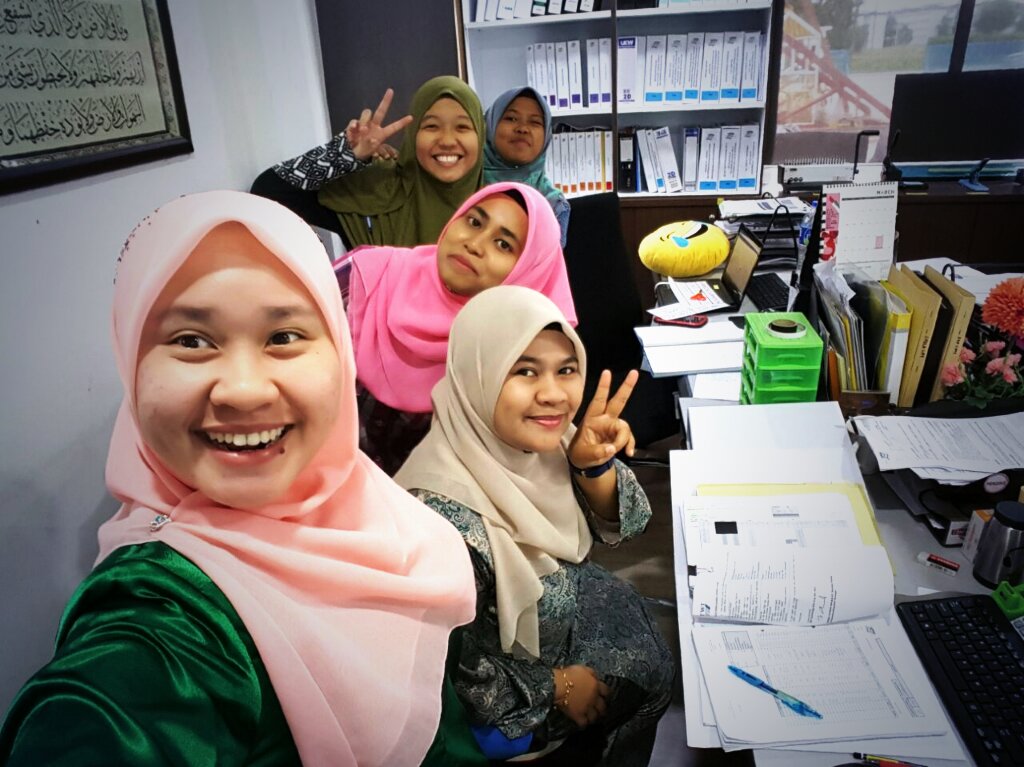 Nrzlh_92's tweet photo. 5 Girls selfie #NotFilter #OriginalCamera #SamsungEdge7 https://t.co/ACquhAWmng