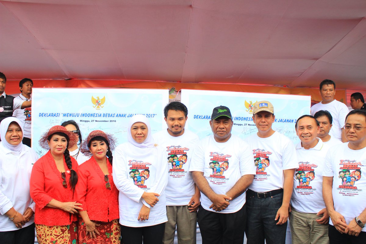 KemensosRI's tweet photo. 6. Mensos @KhofifahIP menandatangani deklarasi. Berharap kegiatan ini menguatkan tekad wujudkan Indonesia bebas anak jalanan 2017. https://t.co/LEW2rJqbmQ