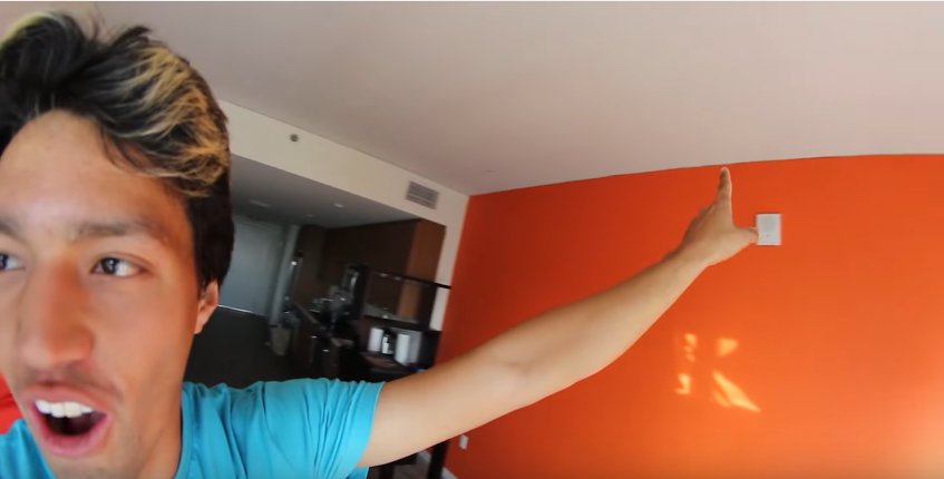 Fappelsap's tweet photo. @Kwebbelkop confirmed @johnhilltube op het muurtje doorschijning van het lieve zonnetje how cute https://t.co/MbFeKVkGGx