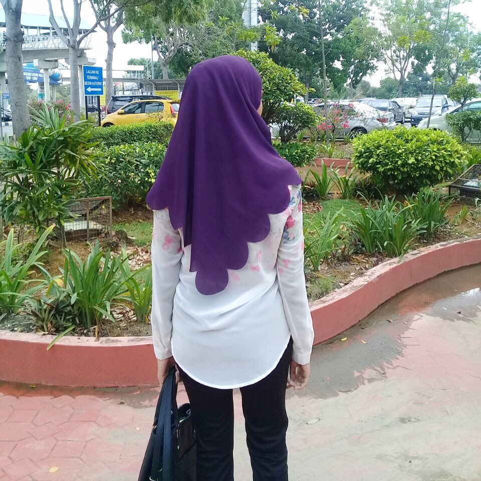 thisissoreen's tweet photo. Cantik gila shawl scallop ni, tak tipu! Kualiti sama macam shawl keknis! visit ig shoppe_my !!! 🌸 COD/booking pun boleh area Melaka! https://t.co/3gLY4wSDov