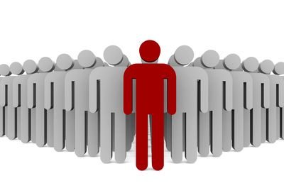 القائد الناجح من يشعر العاملين معه بأنه واحد منهم .