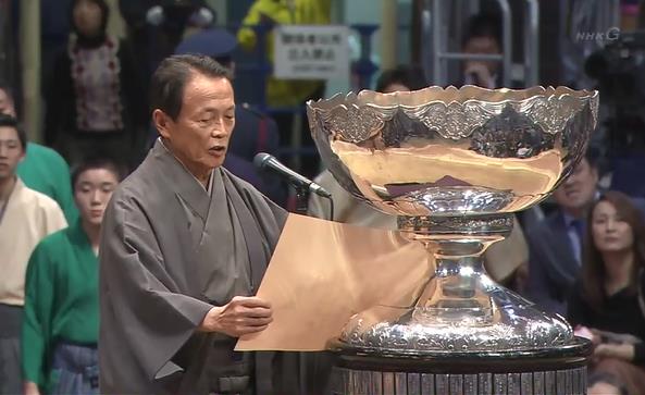 鶴竜に、内閣総理大臣杯を渡す、麻生太郎氏。 〔九州場所千秋楽〕 #sumo