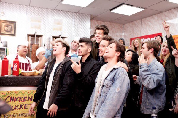 KaterineKara's tweet photo. Как? Уже? Почему у них всегда всё так быстро? 😞#3yearsofmidnightmemories https://t.co/MbcjrDTfpc