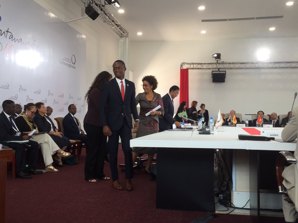 Remise des #résolutions #7PFJ <a href="/MichaelleJeanF/">Michaëlle Jean</a> <a href="/PresidenceMada/">PrésidenceMadagascar</a> par les deux co-porte-paroles du PFJ #jeunesse #Francophonie #SommetMada16