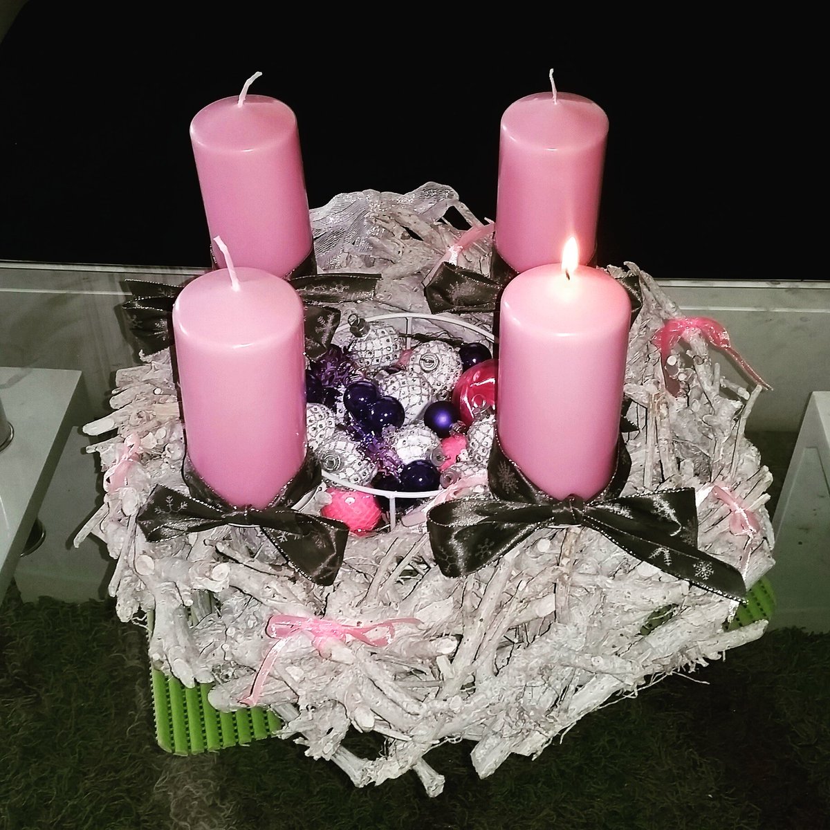 Christina_Pfei's tweet photo. Schönen 1. Adventsonntag!! 🎅🎄🕯#adventskalender #adventskranz #adventszeit #weihnachtsdeko #kerzen #kerzenlicht https://t.co/6ebbToXaSO