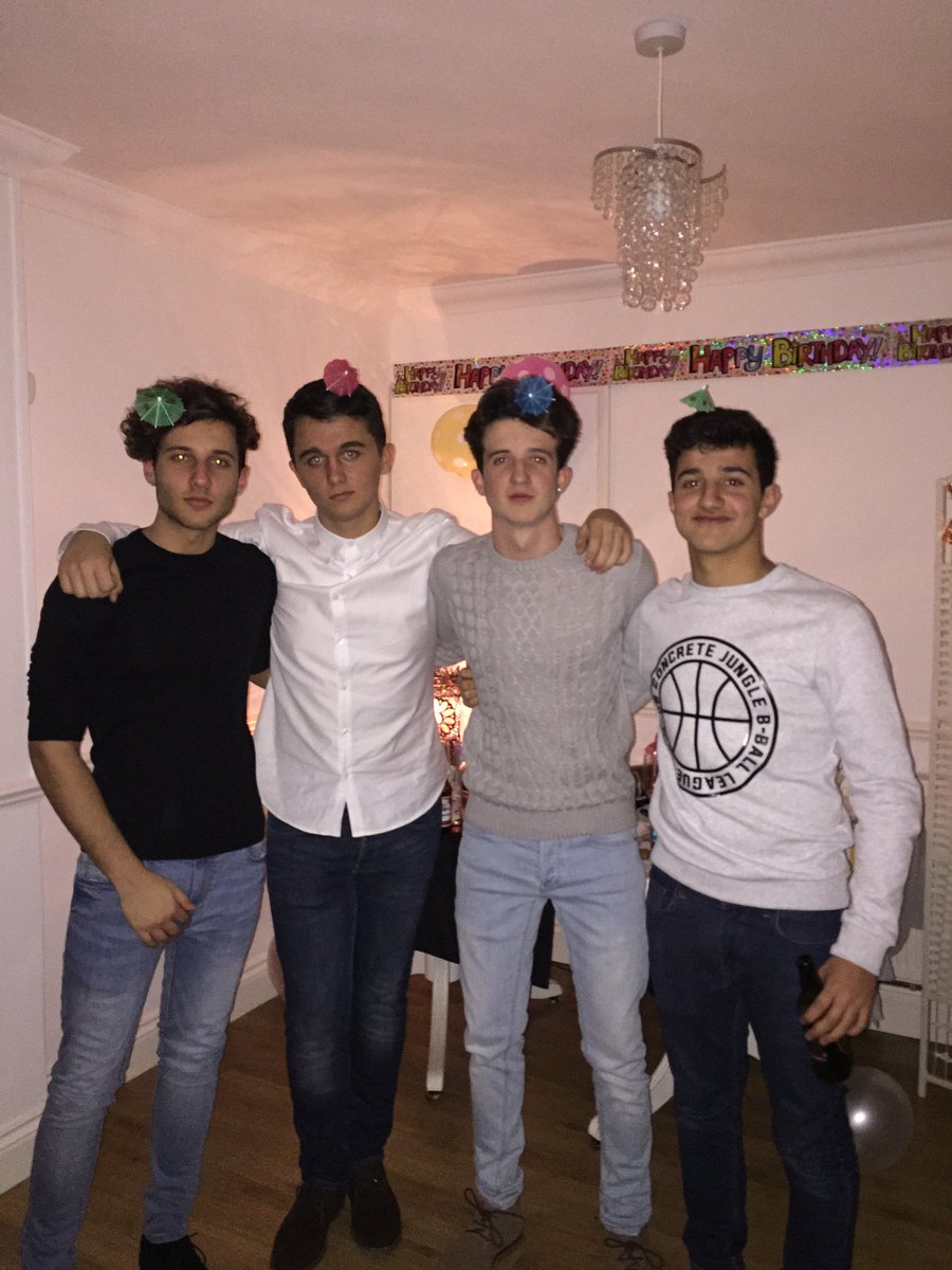 CharlieGJ13's tweet photo. Happy Birthday fadda ❤💙️🎁🎉@BowdenCallum https://t.co/1ZiqhHGBaz