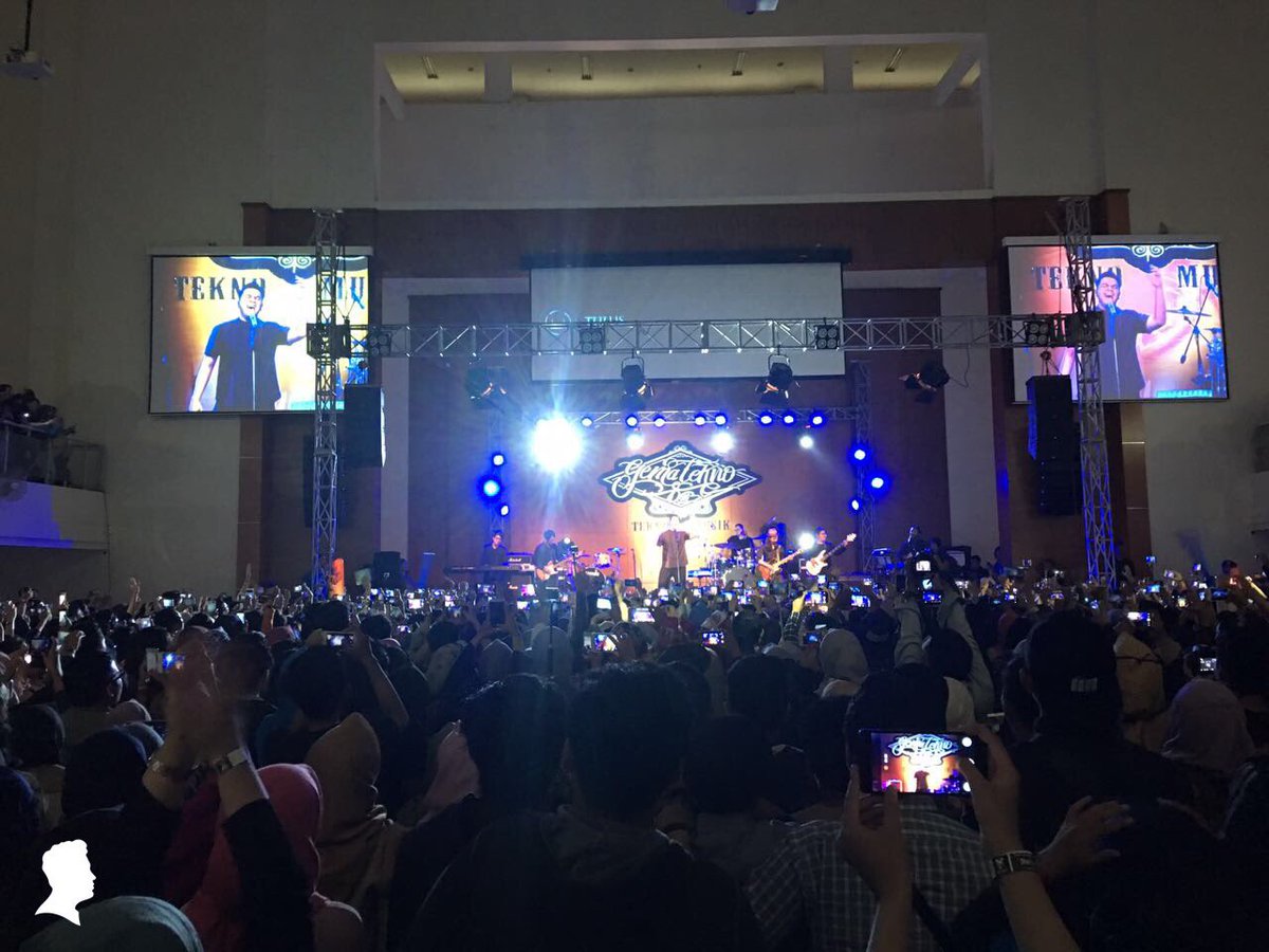 TULUS membawakan lagu  "Jangan Cintai Aku Apa Adanya" sore ini di @Gema_tekno8 UIN Bandung.