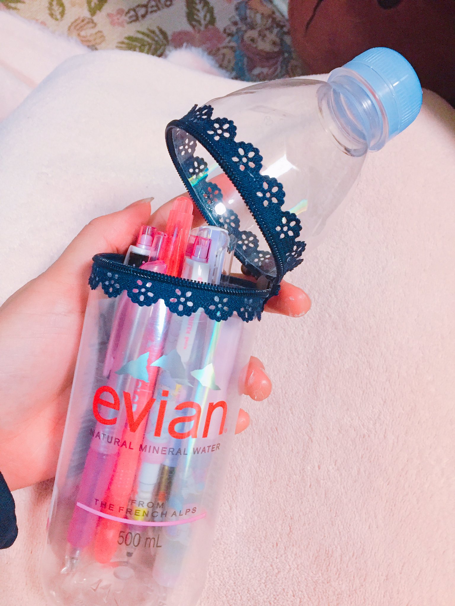 たけながゆうか Evianのペットボトルでペンケース作るのがちょっとだけ流行ってるっぽいからちょっと作ってみた もちょっと飾り付けよう T Co S4aqkewnzr Twitter