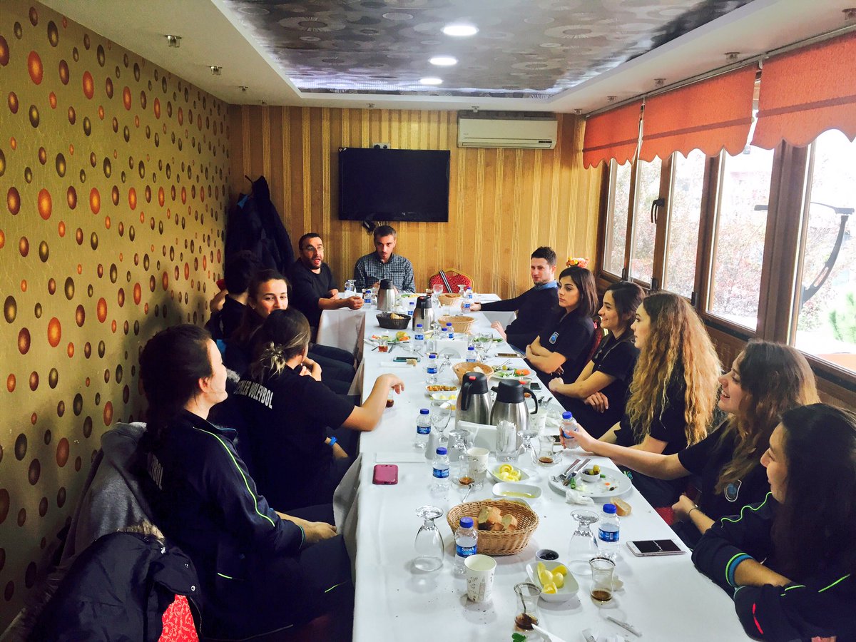 EsenlerVlybl's tweet photo. Sarıyer maçı öncesi yıldız takım sponsorumuz Elit Sigorta sabah kahvaltısında bizlere eşlik etti. A takımımızı ferdi kaza sigortası yaptı. https://t.co/pBjKPbNvnf