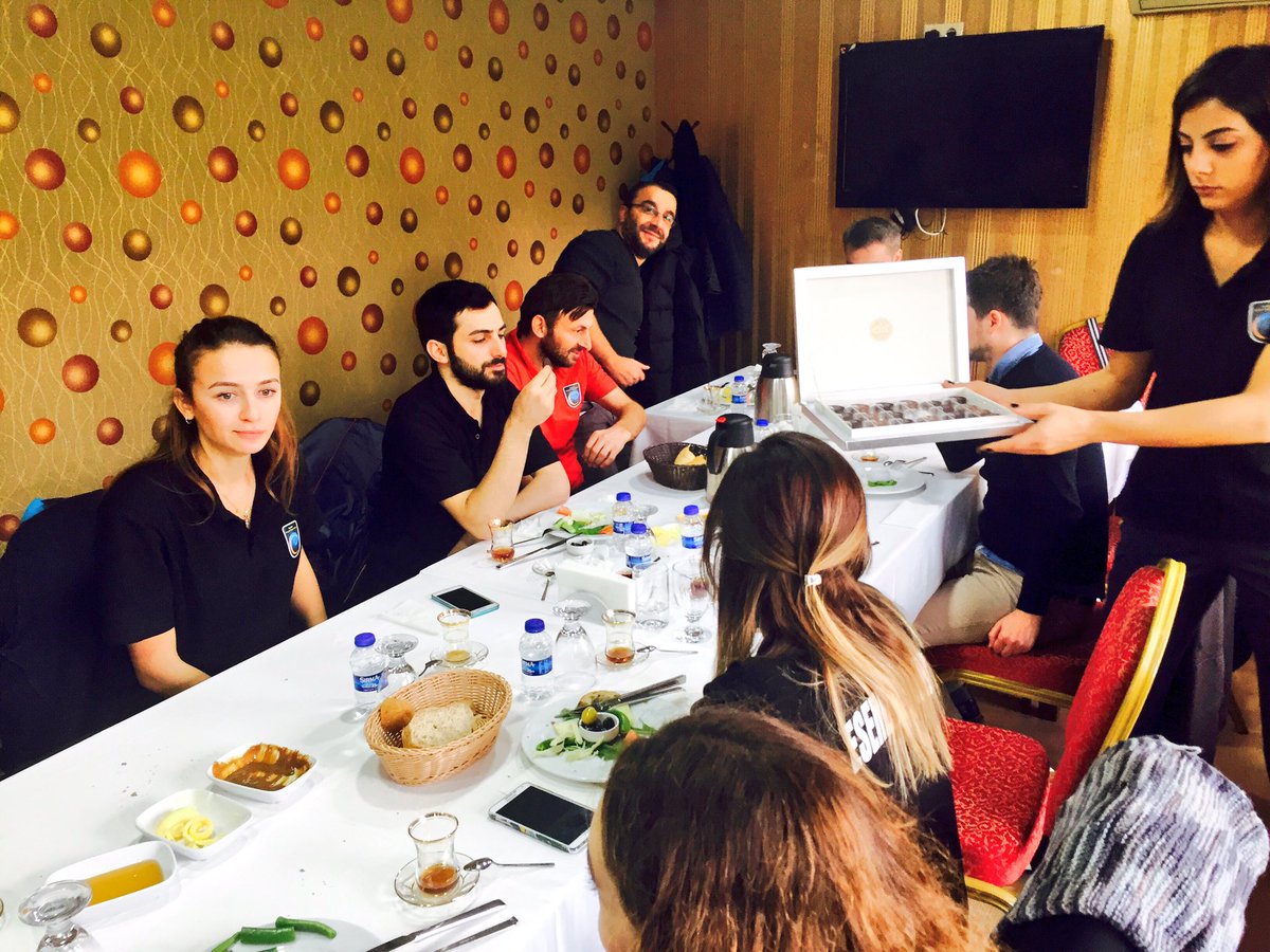 EsenlerVlybl's tweet photo. Sarıyer maçı öncesi yıldız takım sponsorumuz Elit Sigorta sabah kahvaltısında bizlere eşlik etti. A takımımızı ferdi kaza sigortası yaptı. https://t.co/pBjKPbNvnf