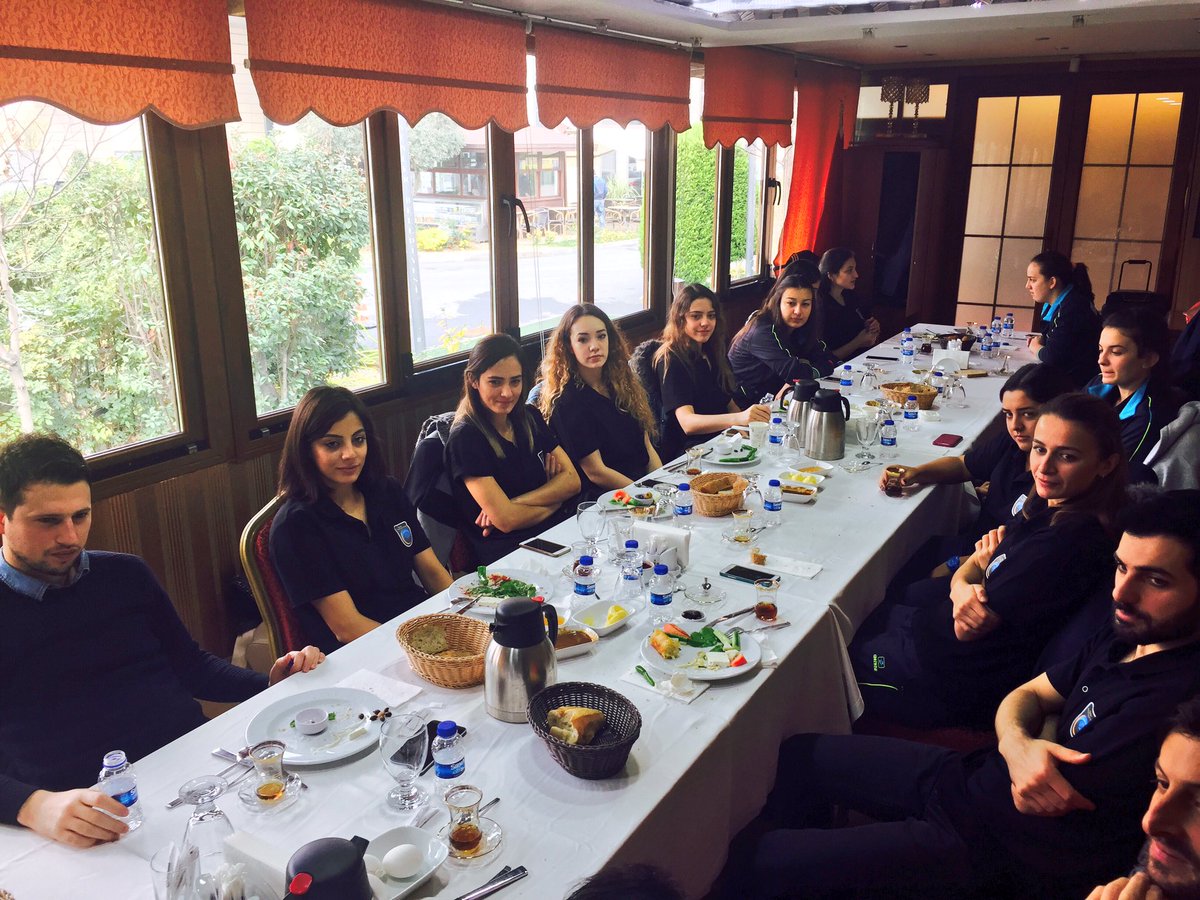 EsenlerVlybl's tweet photo. Sarıyer maçı öncesi yıldız takım sponsorumuz Elit Sigorta sabah kahvaltısında bizlere eşlik etti. A takımımızı ferdi kaza sigortası yaptı. https://t.co/pBjKPbNvnf