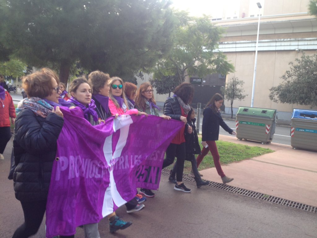 plataforma_kny's tweet photo. La gent de Cornella participa a la Marxa Contra la Violència Masclista! #cornella #prouviolencies https://t.co/jwb8lrfwAc