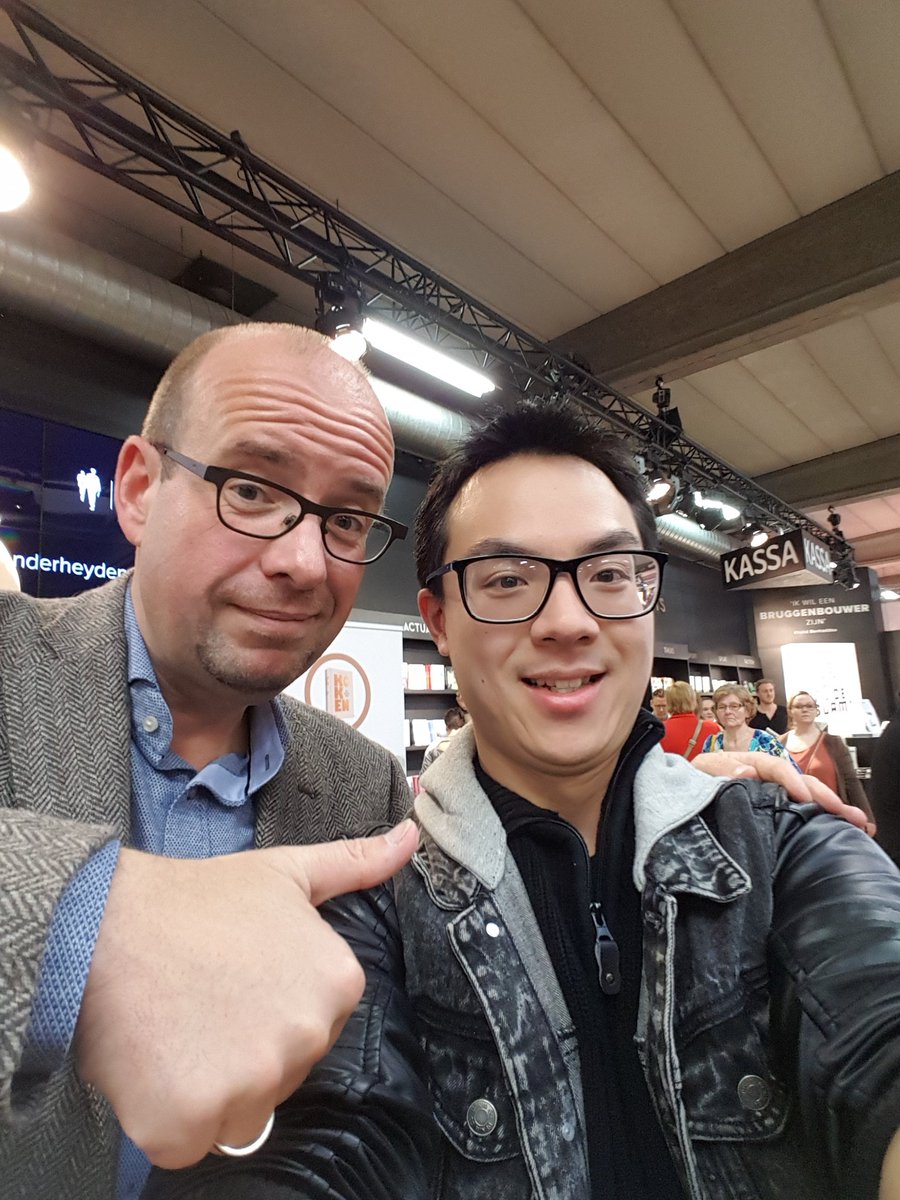 sanousunthorn's tweet photo. Selfie met @joe_be radiopresentator @SvenOrnelis op de boekenbeurs #selfie #svenornelis #radiopresentator #joe #boekenbeurs https://t.co/cBeeUk27Iw