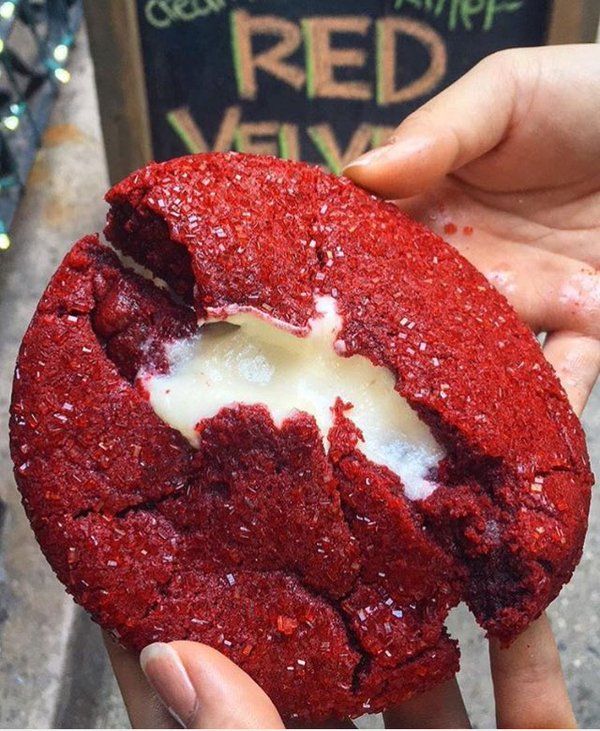 ItsFoodPics's tweet photo. Cream Cheese Filled Red Velvet Cookies 😍😍 https://t.co/9hDiyZGgyz
