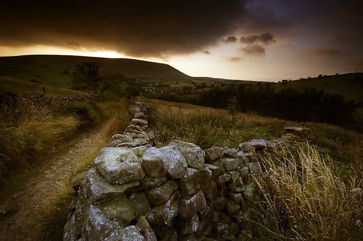 TheEnglishWitch's tweet photo. Pendle Witch Country in ye Forest of Bowland .. home to the Pendle Witches .. and my wonderful Pendle Hill

*Home 🌹

#LancashireDay #Pendle https://t.co/uuUsHG7cY4