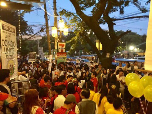 YourLawyerSays's tweet photo. Strong crowd between Jhocson and Cayco Sts! (πΈ: Kring Utit) #Salubong2016 #BarExams2016 https://t.co/IBu6YBbumD