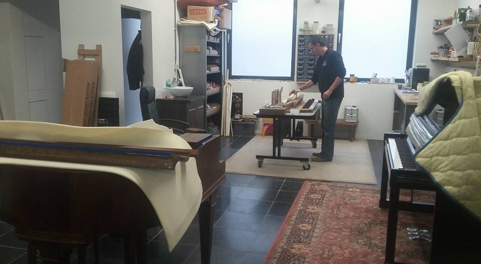 Orchestra_piano's tweet photo. Welkom in ons atelier, kijk hoe we piano's restaureren, probeer zelf een piano te stemmen. voor kinderen aangepaste workshops. #DVA16 https://t.co/mtU1P9OevH