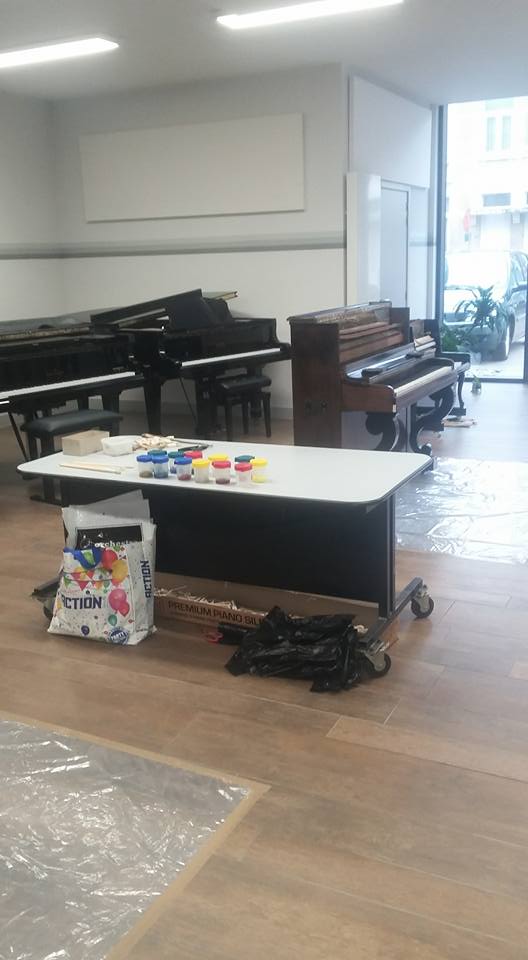 Orchestra_piano's tweet photo. Welkom in ons atelier, kijk hoe we piano's restaureren, probeer zelf een piano te stemmen. voor kinderen aangepaste workshops. #DVA16 https://t.co/mtU1P9OevH