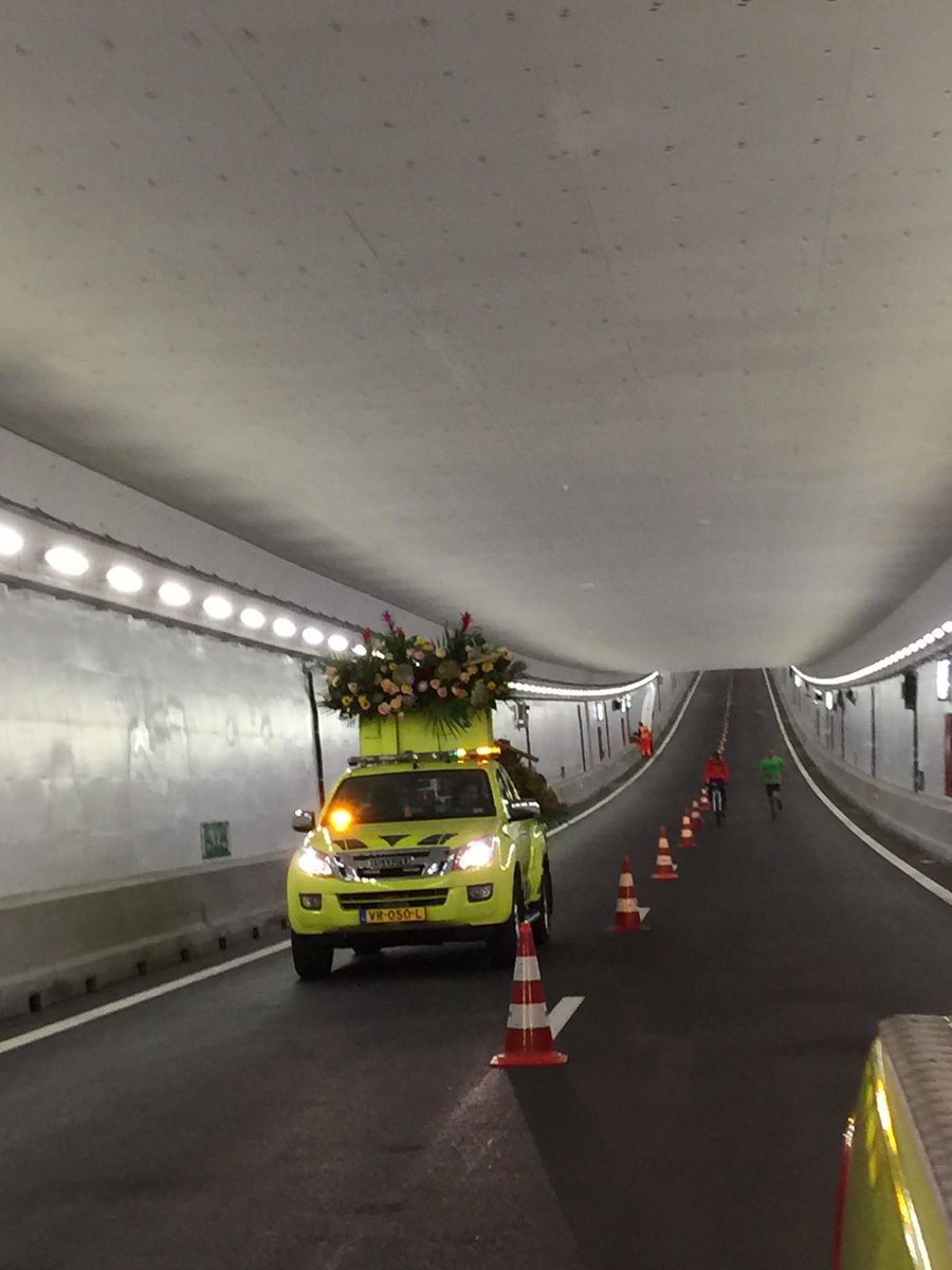 Wat ligt ie er mooi bij de Velsertunnel.