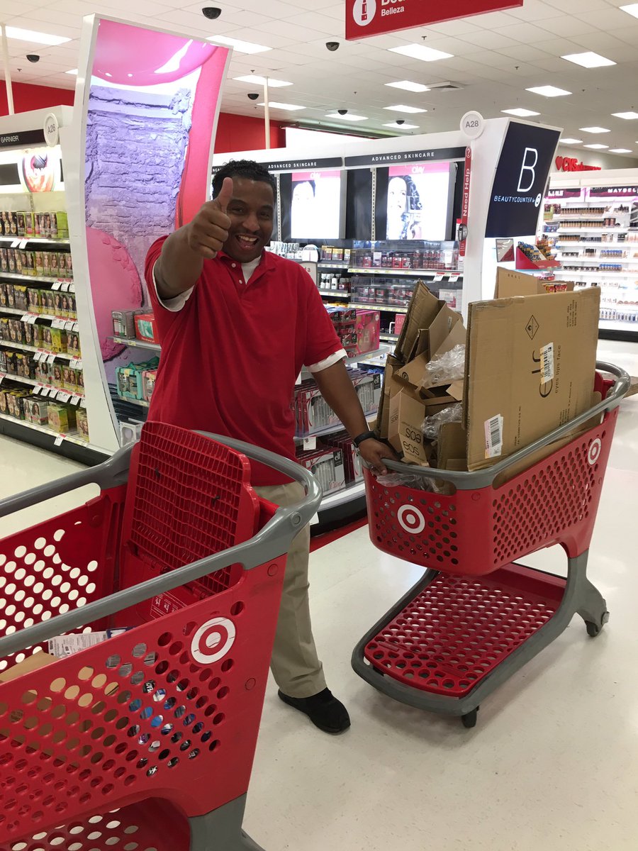 CarlieMSalazar's tweet photo. Lull trailer completed in half the time Black Friday night...shout out to this guy! Best LOG in town! #dropthemic #T677 #lognation https://t.co/BdVJwG8You