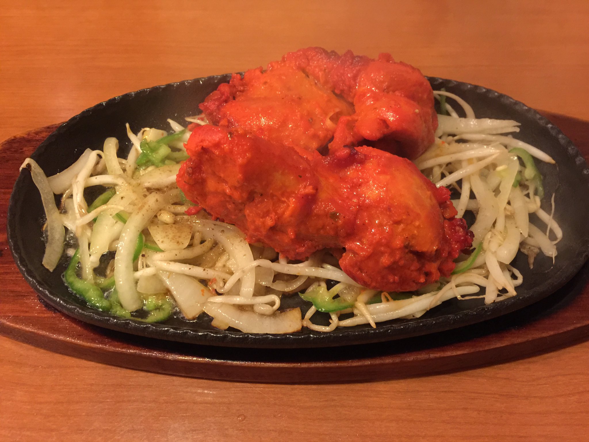 赤眼鏡 のトーマス タンドリーチキン マライティッカ カシューナッツと生クリームのソースに漬けたもも肉の串焼き マトンパラック マトンとほうれん草のカレー ナン ナンは手のひらよりもデカい 赤眼鏡 のトーマス タンドリーチキン マライティッカ カシューナッツと生クリームのソースに漬けたもも肉の串焼き マトンパラック マトンとほうれん草のカレー ナン ナンは手のひらよりもデカい