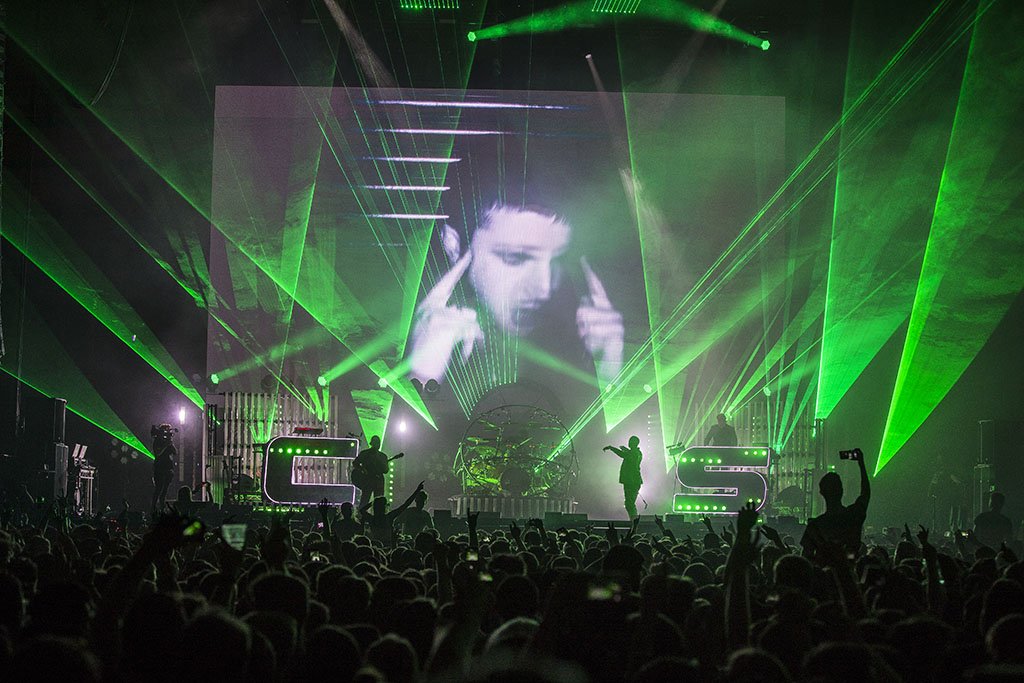 loosplat's tweet photo. #chaseandstatus incredible all-action show Ali Pally last night - lighting and lasers designed by Andy Hurst - lighting kit from @HSLGroup https://t.co/nNUPxsDrlh