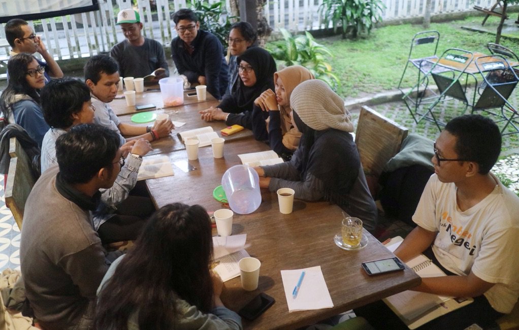 jalanbhakti's tweet photo. #NOW Suasana kegiatan bareng temen-temen @klubbaca di @indiecologycafe sore ini https://t.co/xvVXd3UaRN