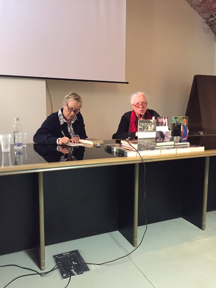 Interessante che #VirginiaWoolf sia stata prima diarista e critica e poi romanziera. B. Tarozzi a <a href="/faroinunastanza/">Faro in una stanza</a>. #faroinunastanza