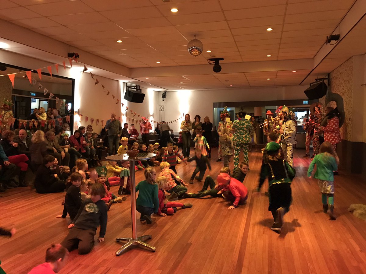 Molenbeke's tweet photo. Wachten op sinterklaas #SintNiklaas #arnhenhemband #Wijkvereniging #molenbeke https://t.co/bA3neDNheq