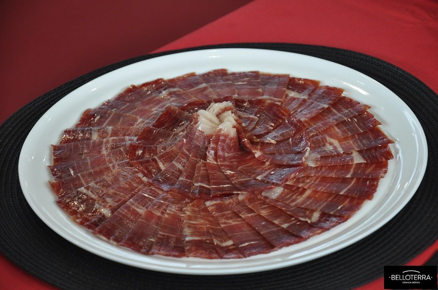 Hoy puede ser el mejor día para darte el capricho más selecto. Jamón Ibérico 💯%Puro de Bellota Los Pedroches #Belloterra 😍😋