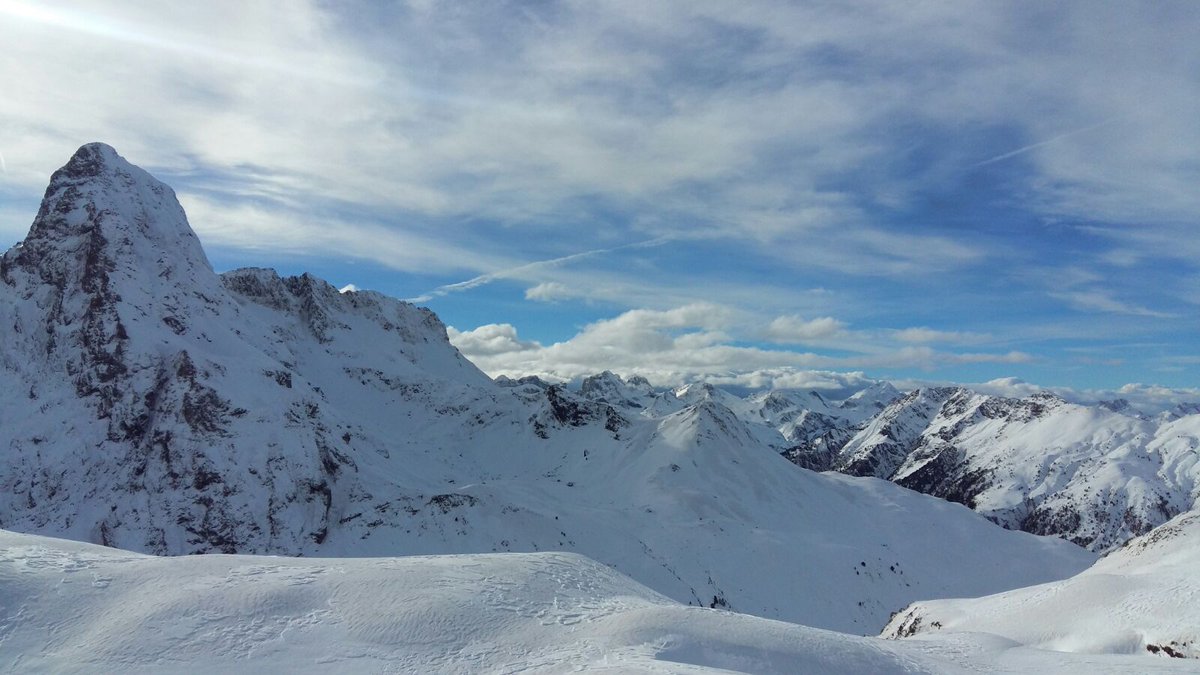 lorenzopirineo's tweet photo. Empezamos la temporada de #Raquetasdenieve en el collado de Canal Roya, en Formigal. Anímate este invierno a nuestras actividades! https://t.co/mHzKcmxvIT