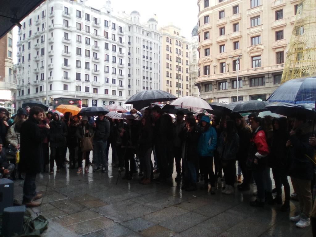 filoenlacalle's tweet photo. Aquí seguimos bajo la lluvia defendiendo la filosofía #filoenlacalle https://t.co/7DZVxYPWMw