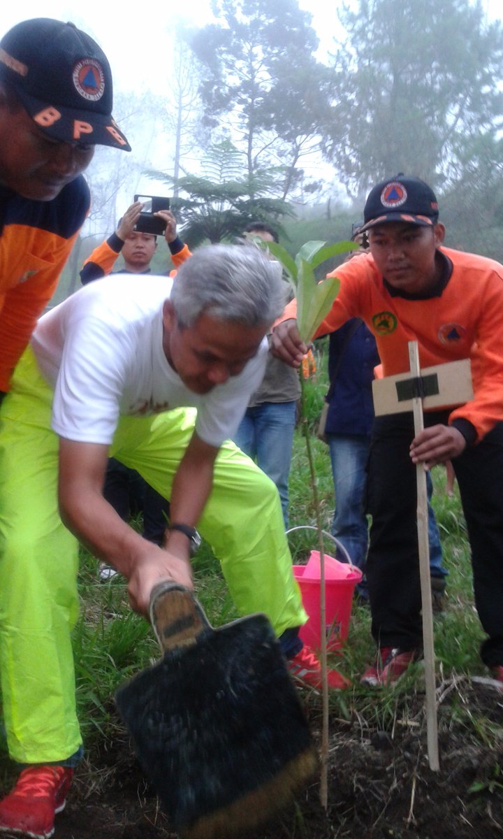 bpbdkabkendal's tweet photo. "Kita tanam &amp; jaga, nantinya kita yang akan dijaga"
@ganjarpranowo @sarwapramana 
#bpbdkendal #salamtangguh #permatapantura https://t.co/ivCYu18KoX