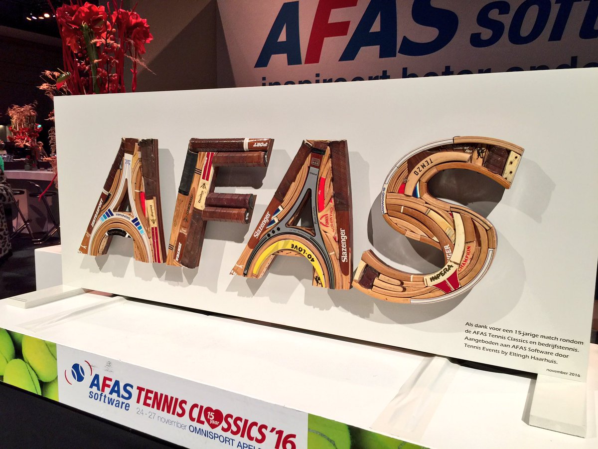 AFAS's tweet photo. 15 jaar toptennis, netwerken en entertainment! @JaccoEltingh en @PaulHaarhuis bedankt voor dit prachtige aandenken! #AFASTC https://t.co/4CihDpprig