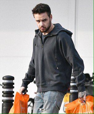WorldNotes1D's tweet photo. ¡Nuevas fotos de Liam saliendo de un supermercado recientemente! #WN #MTVStarsNiallHoran https://t.co/DWgSOSeVIX