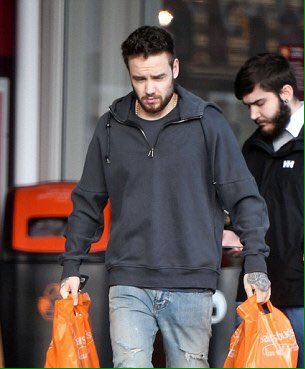 WorldNotes1D's tweet photo. ¡Nuevas fotos de Liam saliendo de un supermercado recientemente! #WN #MTVStarsNiallHoran https://t.co/DWgSOSeVIX