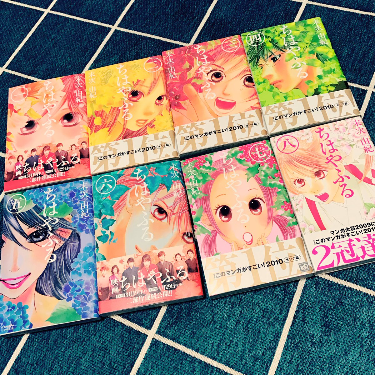 さっこ ちはやふる1巻 33巻までの全巻買っちゃったあああ 表紙綺麗 美しい もうなんだか嬉しくてるんるんで並べて写メった D 笑 さっこ ちはやふる1巻 33巻までの全巻買っちゃったあああ 表紙綺麗 美しい もうなんだか嬉しくてるんるんで並べて写メった D 笑